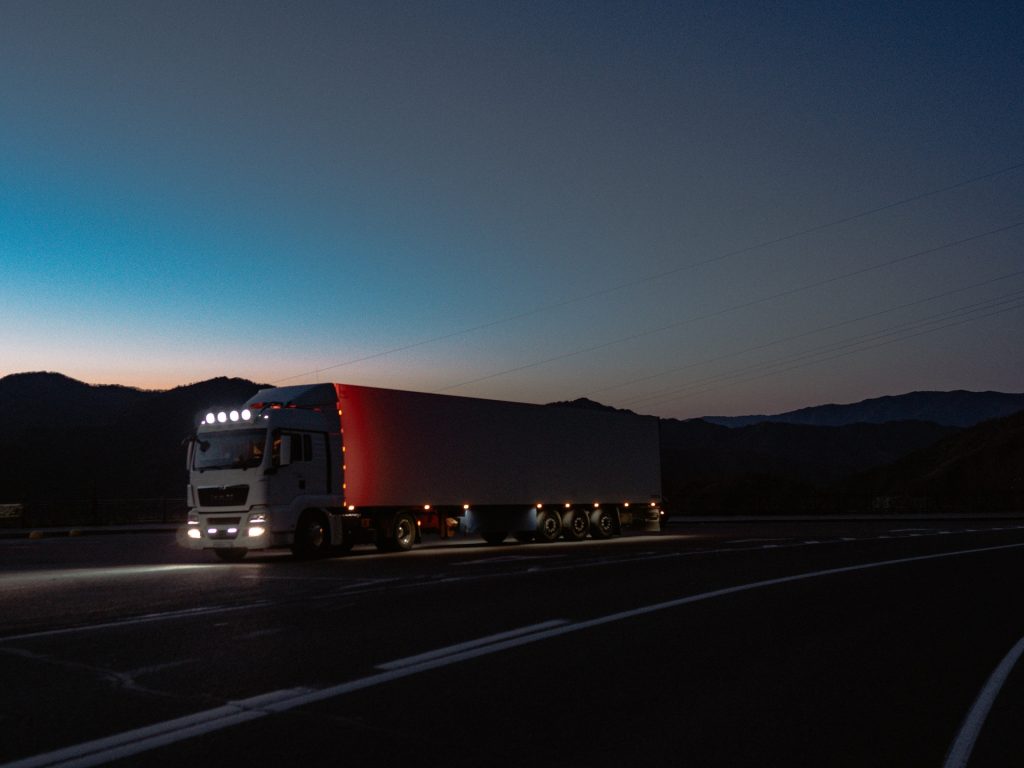 Transporte de produtos perigosos no Mercosul sofre com o excesso de burocracia e lentidão na região / Foto: Screeny 42 / Unsplash Images